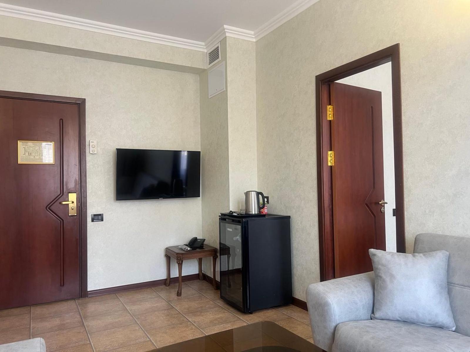 Park Avenue Hotel Ереван Экстерьер фото